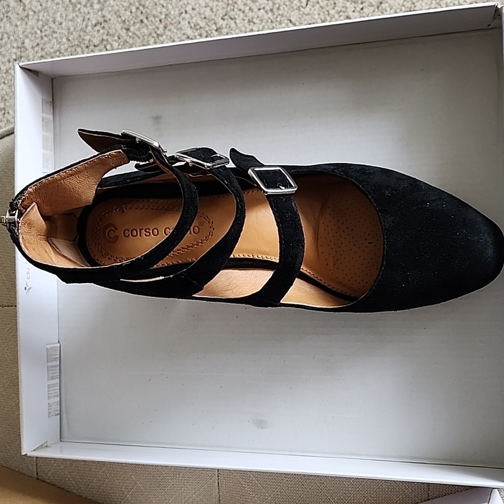 Block heel strappy shoes